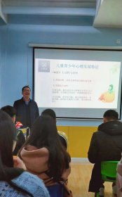 英語(yǔ)系教師黃燕萍 跨界融合心理學(xué)，以專(zhuān)業(yè)服務(wù)回饋社會(huì)